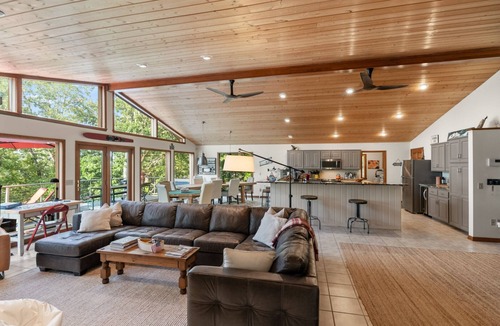Quitman House | New Listing! Greers Ferry Lakefront home with ping pong, kayaks, and more!