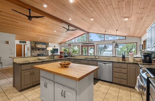 Quitman House | New Listing! Greers Ferry Lakefront home with ping pong, kayaks, and more!