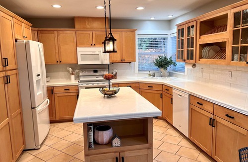 Washougal House | New listing: Home is bright & cheery!