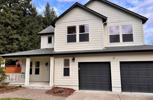 Washougal House | New listing: Home is bright & cheery!