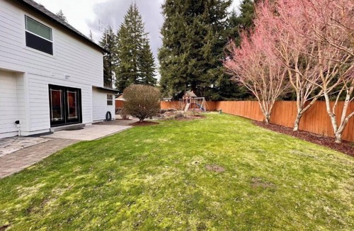 Washougal House | New listing: Home is bright & cheery!