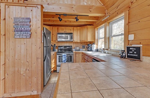 Sweetbriar Farms Cabin | *New Listing* Log Cabin in Lake Lure ~ Hot Tub ~ Fire pit