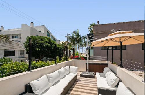 Marina Peninsula House | New Listing Marina Villa by Colby & Conrad