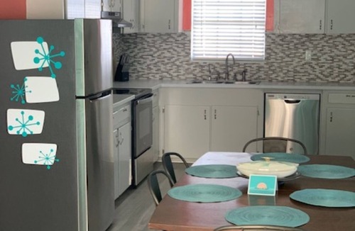 Surfside Beach Cottage | *NEW LISTING* Morning Dew retro theme beachhouse