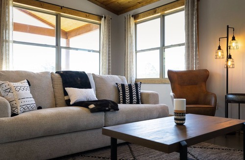 Rufe Cabin | NEW LISTING Rustic meets modern, secluded and quiet, private pond for fishing