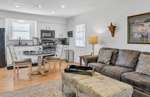 Tyler Cabin | NEW LISTING! The Cottage (1-Bedroom Cabin) by RedAwning