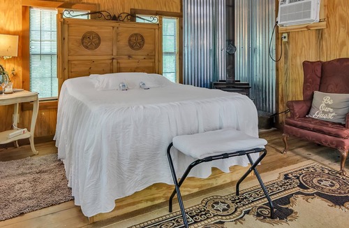 Tyler Cabin | NEW LISTING! The Tree House (1-Bedroom Cabin) by RedAwning