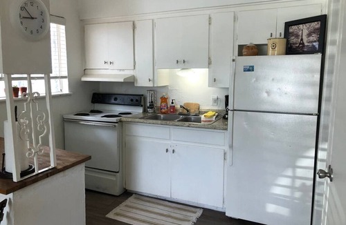 Johnston Terrace Apartment | New Listing! Thrifty / functional studio near AUS / downtown
