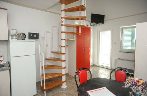 Caska Apartment | NEW LISTING!Vila Caska- ap 12-apartment for 5 people, pool, wifi, airconditioner