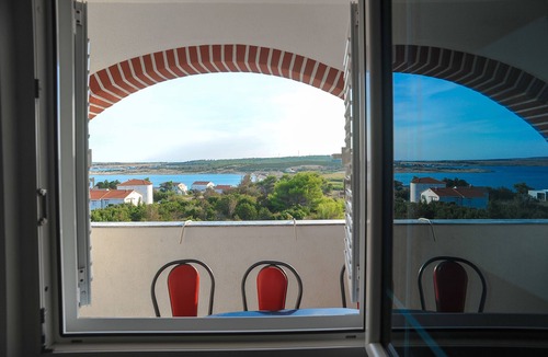 Caska Apartment | NEW LISTING!Vila Caska- ap 11-apartment for 5 people, pool, wifi, airconditioner