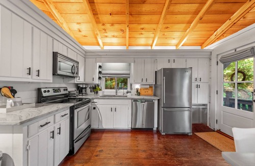 Cherry Log House | *NEW*Little Cub Cabin* Views | Pets | Couples