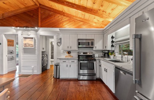 Cherry Log House | *NEW*Little Cub Cabin* Views | Pets | Couples