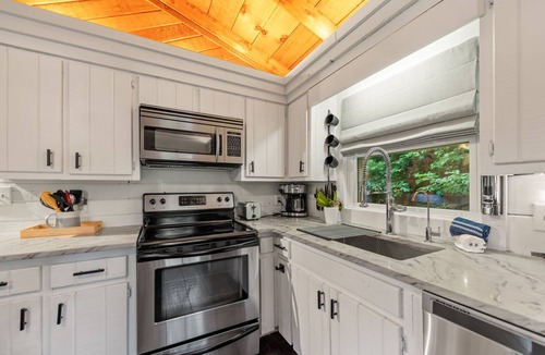 Cherry Log House | *NEW*Little Cub Cabin* Views | Pets | Couples