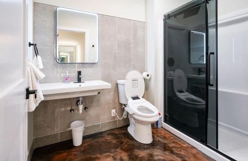 North Oakland Apartment | New Loft 3 min to CMU Pitt Sleeps 4
