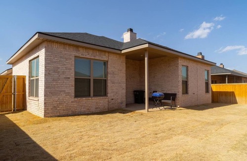 Lubbock House | New Long Term Stays Modern 4BR 2B 1 Car Garage Sleeps 10