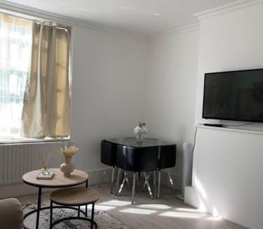 Waterloo Apartment | New look flat In Waterloo