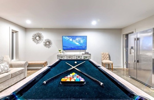 Berry Hill House | New Lux Home Skyline Views + Hot Tub, Pool, Sauna!