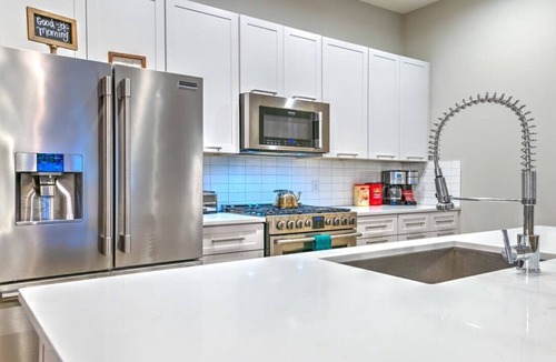 Berry Hill House | New Lux Home Skyline Views + Hot Tub, Pool, Sauna!