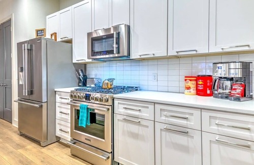 Berry Hill House | New Lux Home Skyline Views + Hot Tub, Pool, Sauna!
