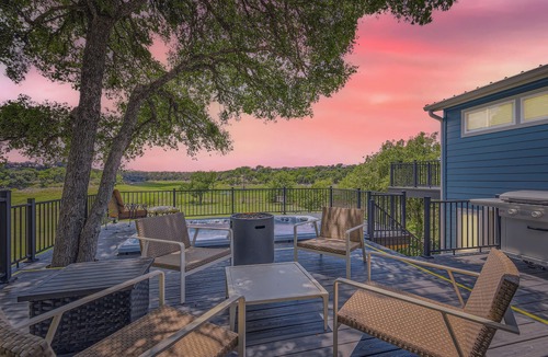 Pedernales Bend House | New Lux House: Swim Spa, Views, Pet-Friendly, Near Lake