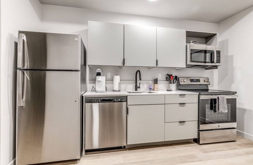 Midtown Apartment | New Luxe 1 Bed Midtown Apt