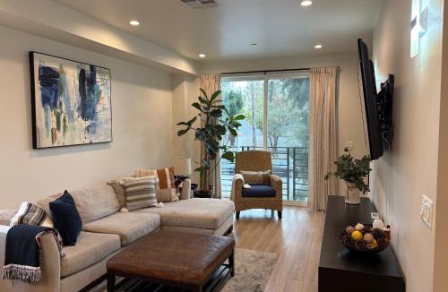 Sherman Oaks Apartment | New Luxe 3B 3Bath Townhouse