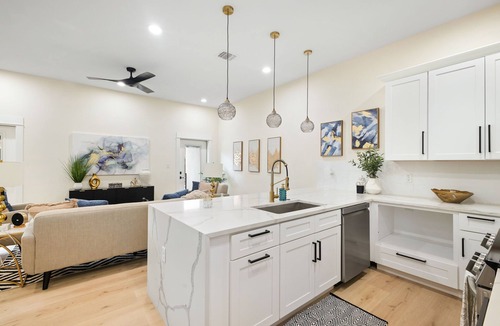 Near East Side House | New Luxe Downtown- Modern San Antonio Retreat