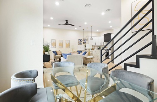Near East Side House | New Luxe Downtown- Modern San Antonio Retreat