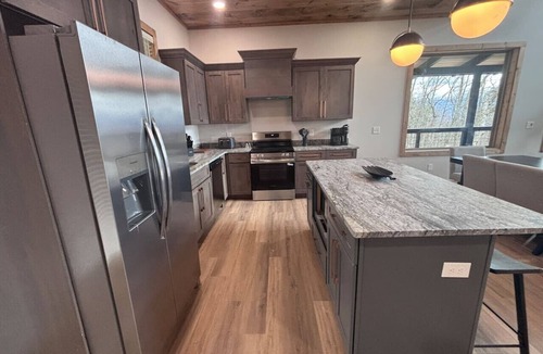 Sevierville Cabin | New! Luxe Pool Cabin w/MTN Views! Hot Tub*Games