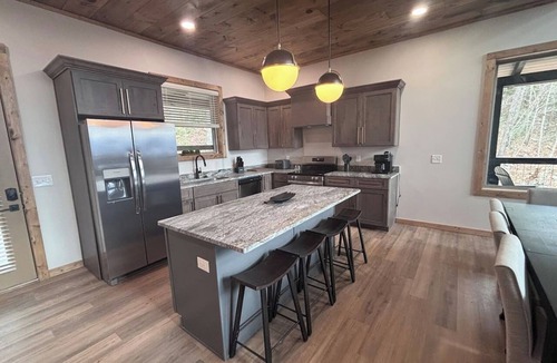 Sevierville Cabin | New! Luxe Pool Cabin w/MTN Views! Hot Tub*Games