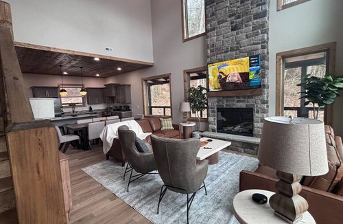 Sevierville Cabin | New! Luxe Pool Cabin w/MTN Views! Hot Tub*Games