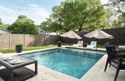 Chestnut Condo | New Luxe Poolside Stay Balcony Views Outdoor BBQ