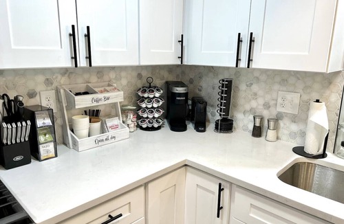 Communipaw House | New luxurious 3 BR 2.5BA Duplex W/Backyard