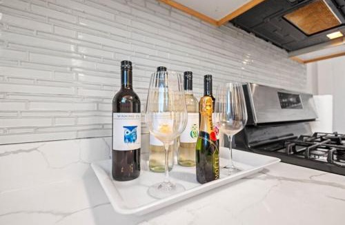 Chicago Apartment | New Luxurious 5BD-2BA Duplex-FREE WINE-2CAR Parking