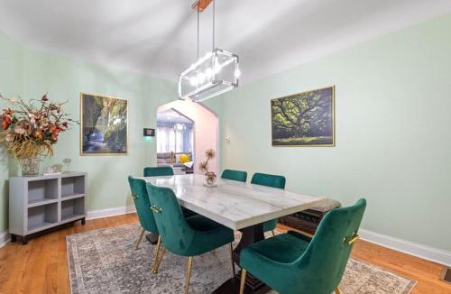 Chicago Apartment | New Luxurious 5BD-2BA Duplex-FREE WINE-2CAR Parking
