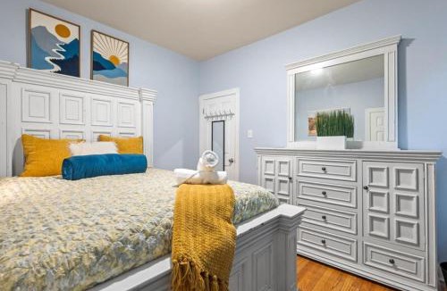 Chicago Apartment | New Luxurious 5BD-2BA Duplex-FREE WINE-2CAR Parking