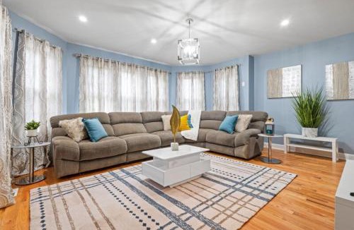 Chicago Apartment | New Luxurious 5BD-2BA Duplex-FREE WINE-2CAR Parking