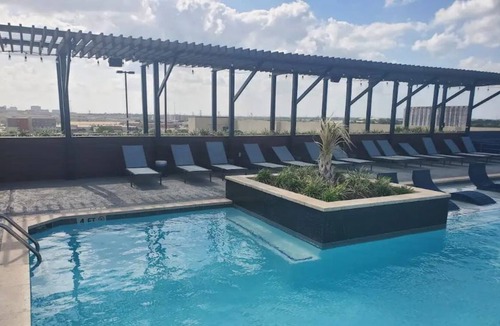 Memorial Apartment | New Luxury 1- bedroom unit with a rooftop pool.