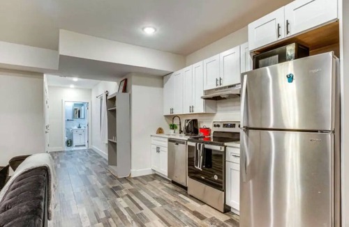 Marion Condo | New Luxury 1Bdr Apt. Free Parking & Private Backyard