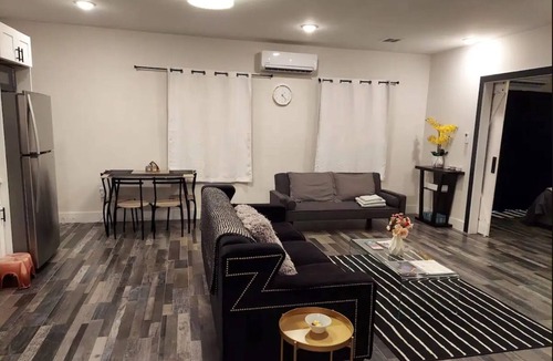 Marion Condo | New Luxury 1Bdr Apt. Free Parking & Private Backyard