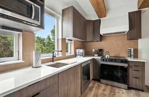 Kerns Condo | New Luxury 2BR Walk to Dining Best Location