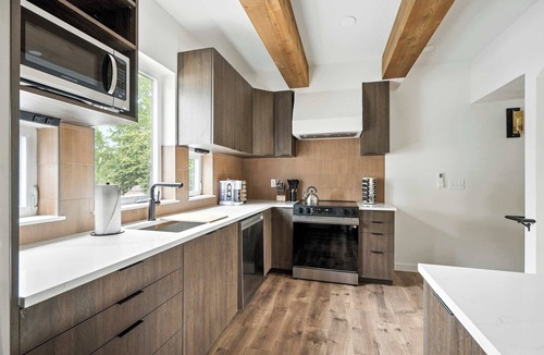 Kerns Condo | New Luxury 2BR Walk to Dining Best Location