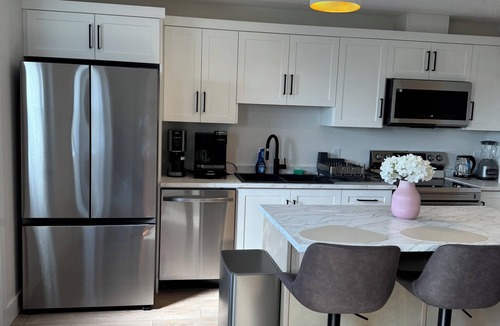 Paradise Apartment | New Luxury 3-Bedroom GetawaylnFree Parking| Trail