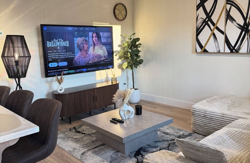 Paradise Apartment | New Luxury 3-Bedroom GetawaylnFree Parking| Trail