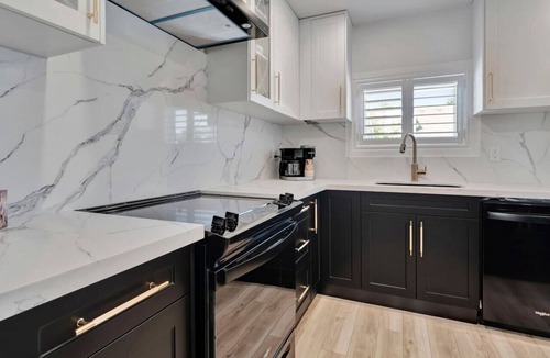 Port Dover House | NEW! Luxury 3BR - 5 minutes to Port Dover Beach