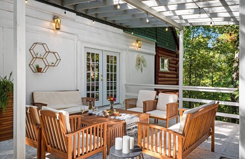 Eureka Springs Cabin | New Luxury Cabin w/King Beds, Game Room and Fire Pit