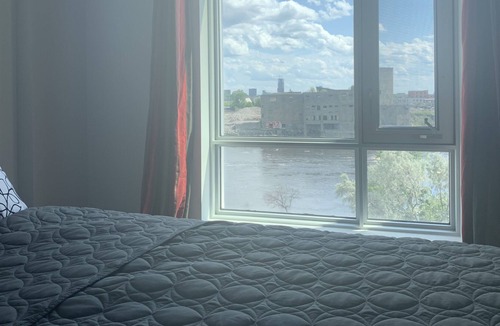 Hull House | NEW LUXURY CONDO WITH WATERFRONT/PARLIAMENT VIEWS