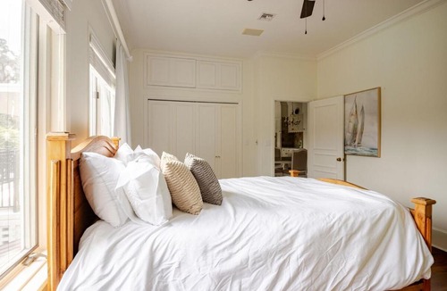 Historic District House | NEW Luxury Country Club Hot tub Gym Pool House Outdoor Kitchen EVENTS