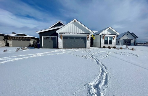 Star House | New Luxury Escape, Mountain Views, Pool & River Access!