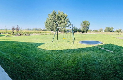 Star House | New Luxury Escape, Mountain Views, Pool & River Access!